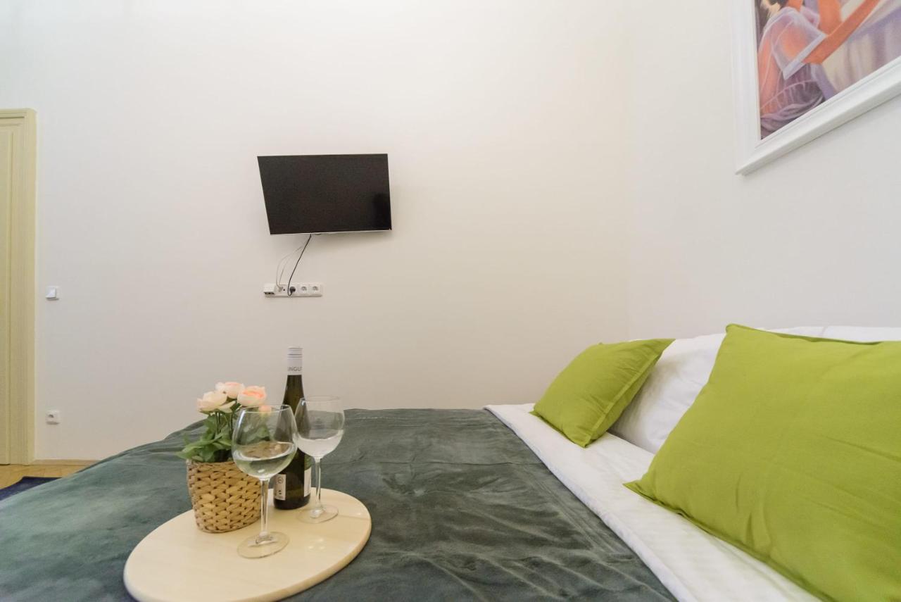 Cozy Apartment Near Stefanikuv Most Praha Bagian luar foto