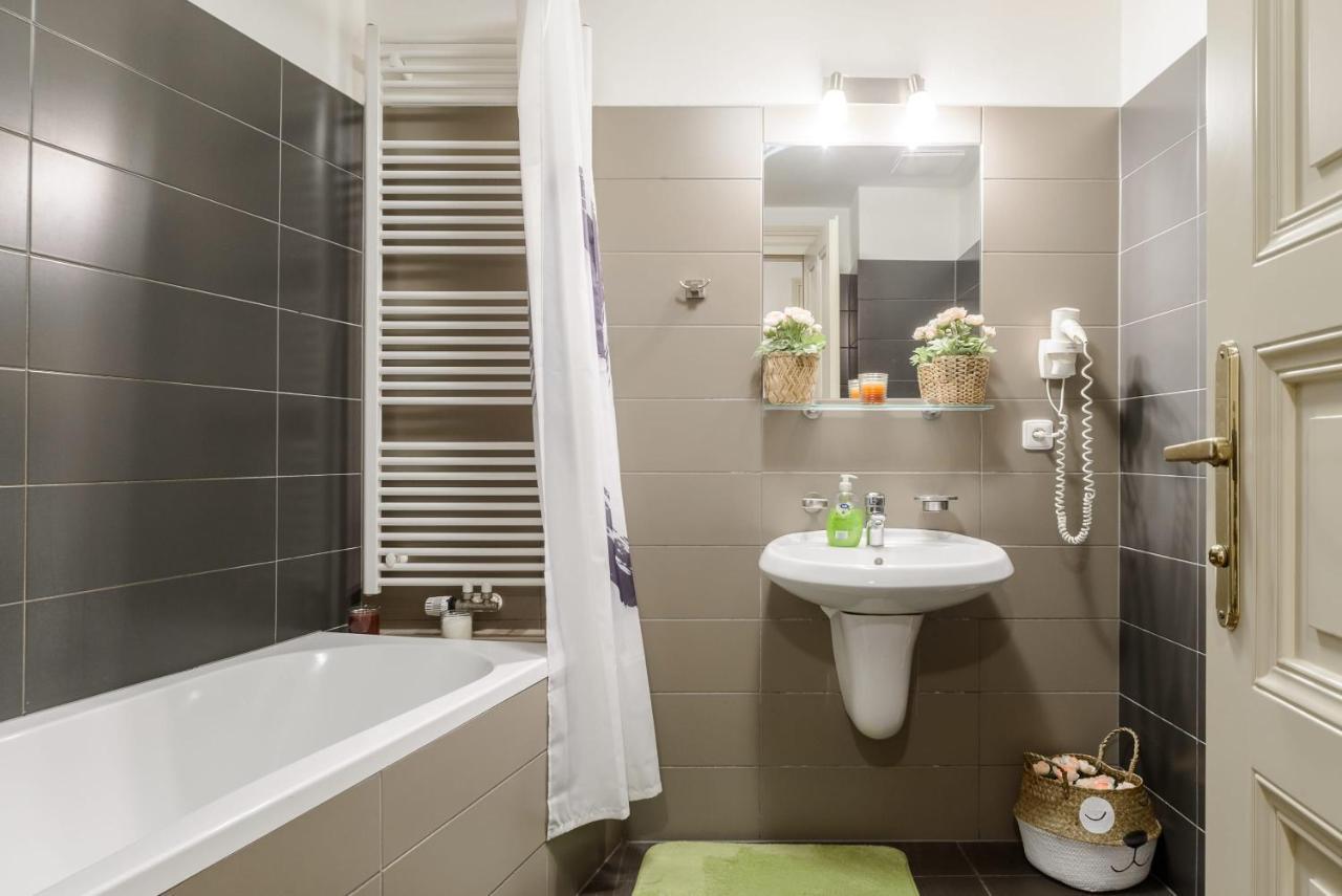Cozy Apartment Near Stefanikuv Most Praha Bagian luar foto